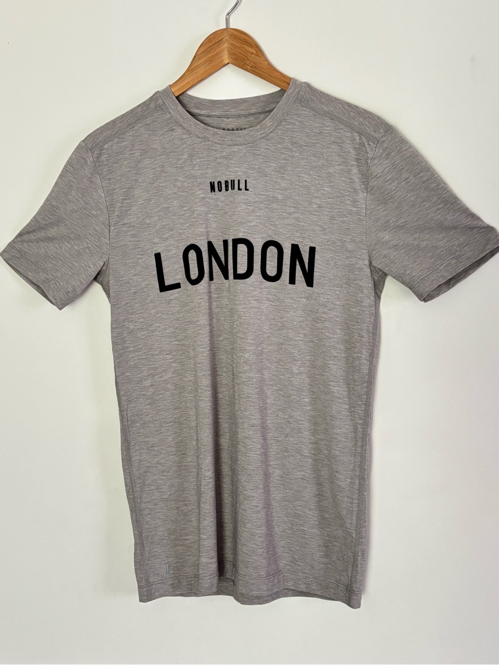 NOBULL Light Grey 'LONDON' Short Sleeve Tee TShirt Size Small Performance Active
